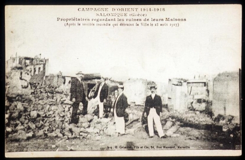 "Propriétaires regardant les ruines de leurs maisons (après le terrible incendie qui détruisit la ville le 18 août 1917)"